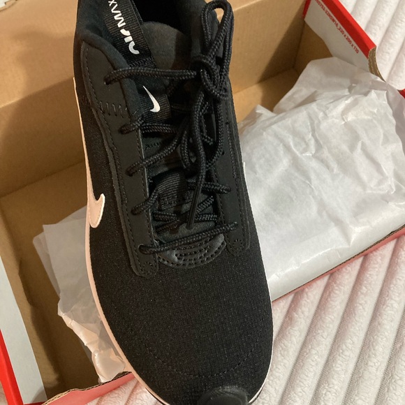 Brand New Ladies Nike - Picture 4 of 12